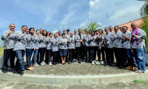 Para guru anggota PGRI Flroes Timur