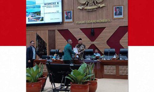 Maksimus Masan Kian, Ketua PGRI Kab. Flores Timur Menyerahan dokumen aspirasi guru honorer kepada, H. Lalu Hadrian Irfani, Wakil Ketua Komisi X DPR RI, Senin 10 Mei 2026