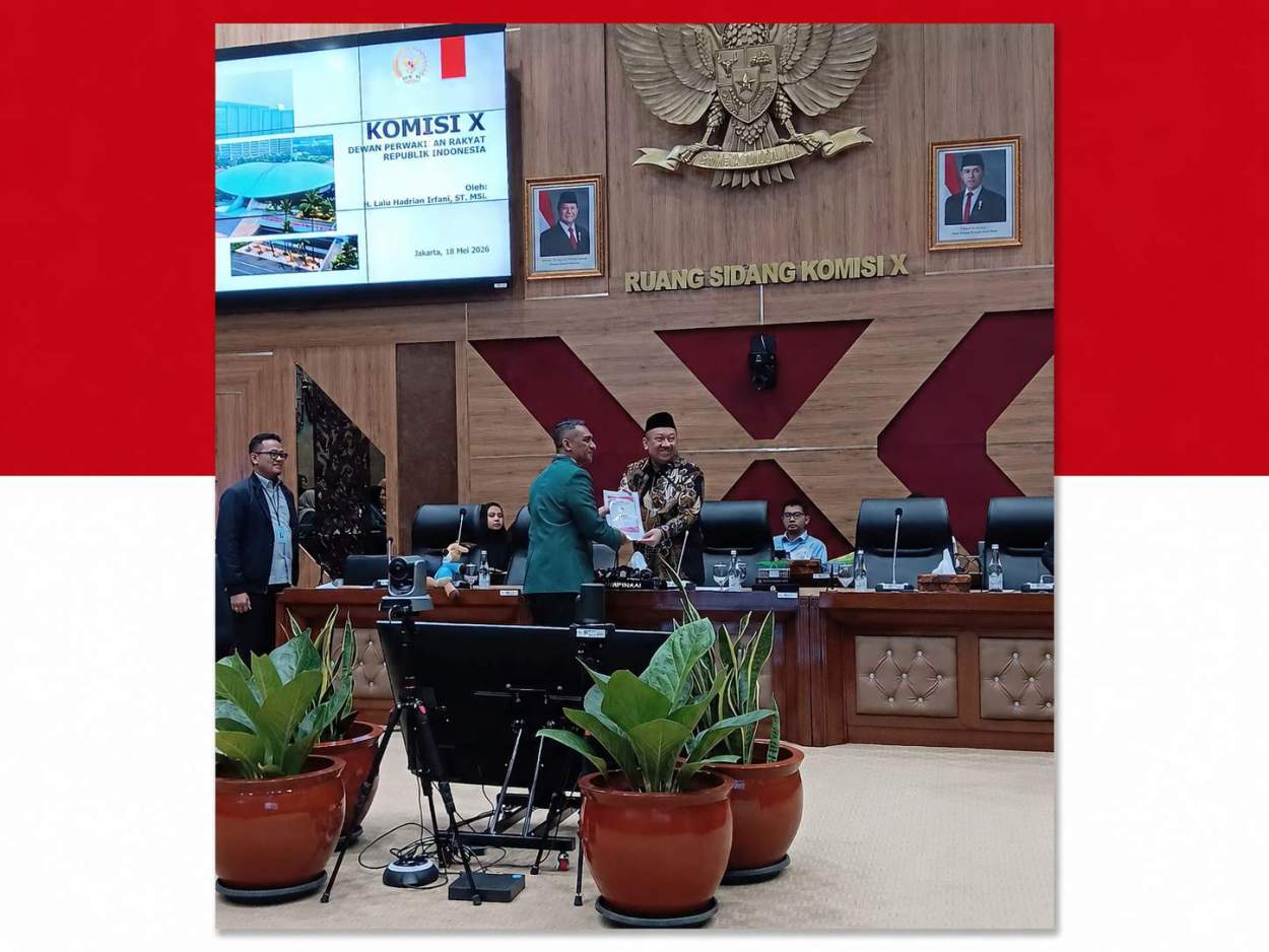Maksimus Masan Kian, Ketua PGRI Kab. Flores Timur Menyerahan dokumen aspirasi guru honorer kepada, H. Lalu Hadrian Irfani, Wakil Ketua Komisi X DPR RI, Senin 10 Mei 2026